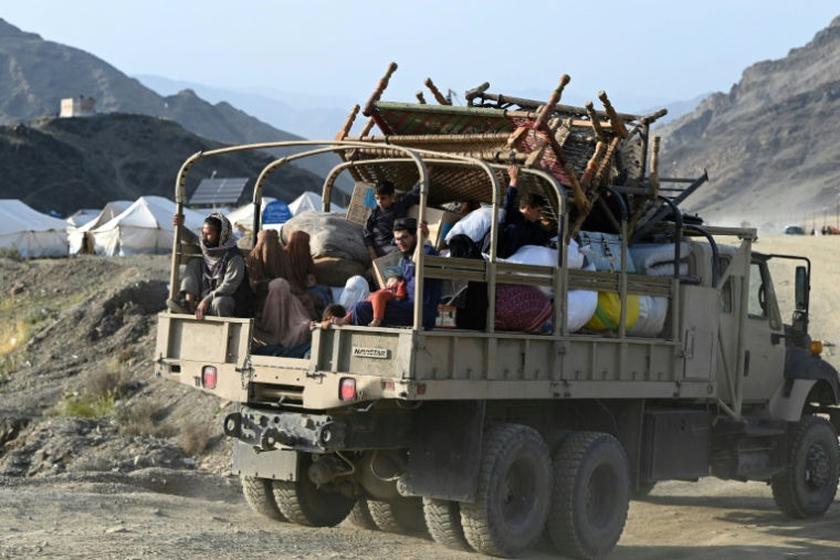 Le 20 avril 2025, des réfugiés afghans arrivant du Pakistan s’installent dans un camp de fortune près de la frontière de Torkham, au cœur d’une vaste campagne d’expulsion menée par le Pakistan ( AFP / Wakil KOHSAR )