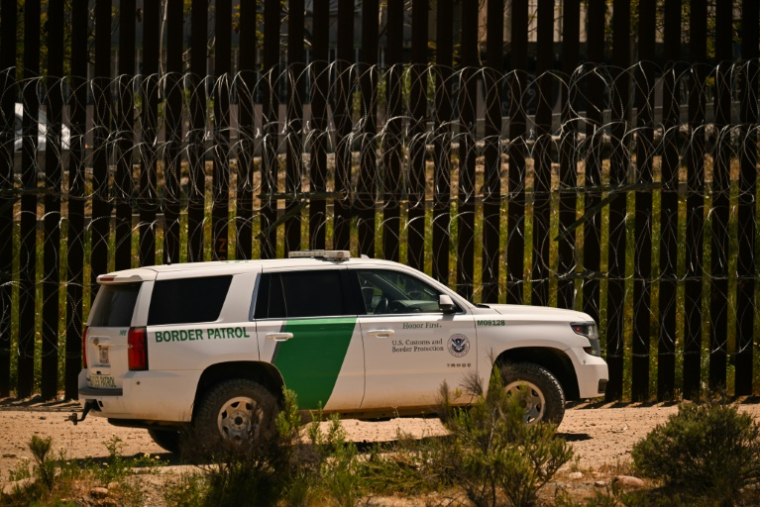Un véhicule de la patrouille frontalière américaine près d'une section du mur le long de la frontière avec le Mexique, entre San Diego et Tijuana, le 24 avril 2025 en Californie ( AFP / Patrick T. Fallon )