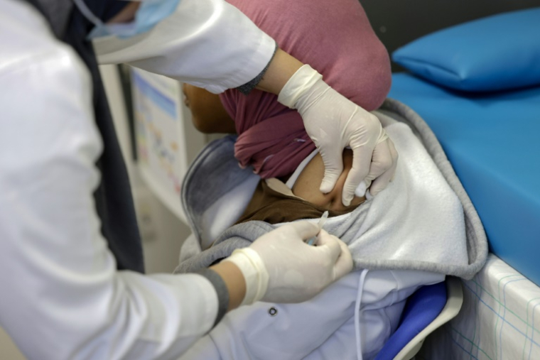 Une soignante administre une dose de vaccin contre la rougeole dans un hôpital à Temara, le 27 février 2025 au Maroc ( AFP / Abdel Majid BZIOUAT )