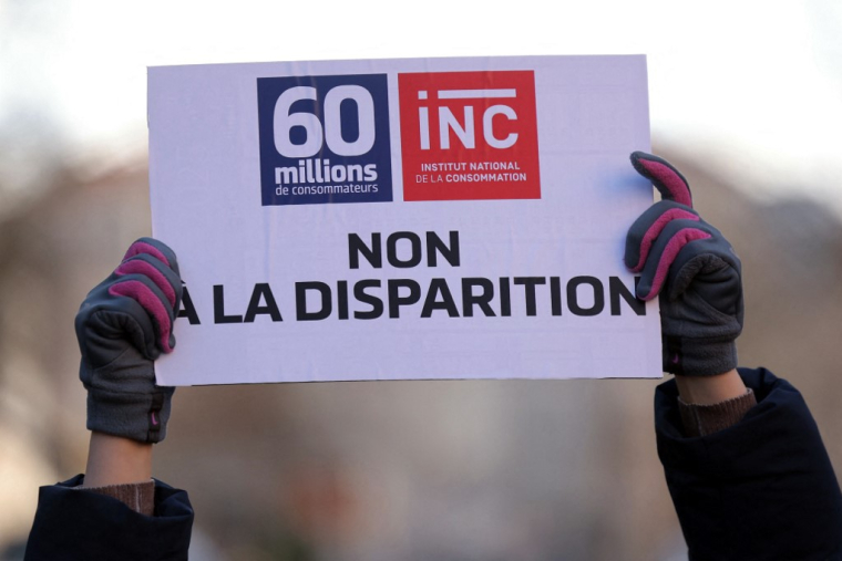 Une manifestation de soutien à l'Institut National de la Consommation, le 2 février 2026, à Paris. ( AFP / THOMAS SAMSON )