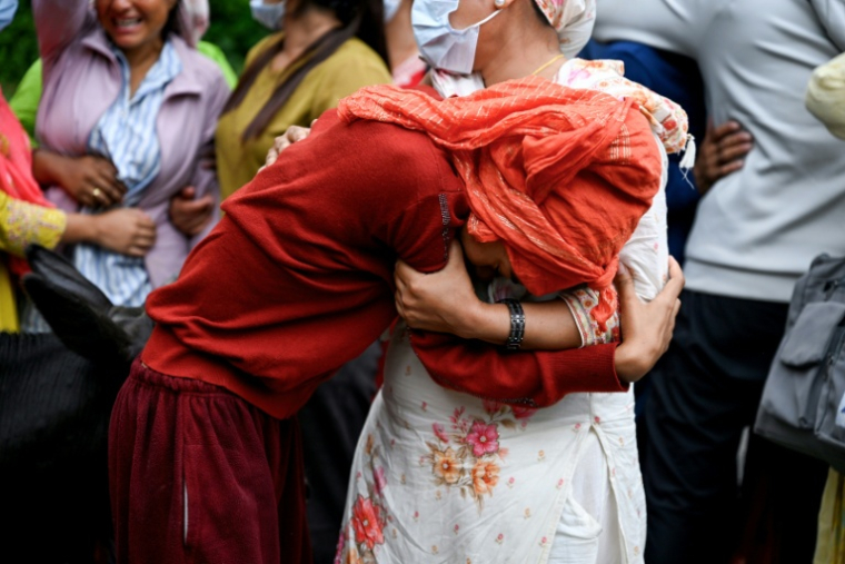 Des personnes pleurent leurs proches disparus devant une morgue à Chitwan, au Népal, le 31 août 2026, après une crue dévastatrice ( AFP / Prakash MATHEMA )
