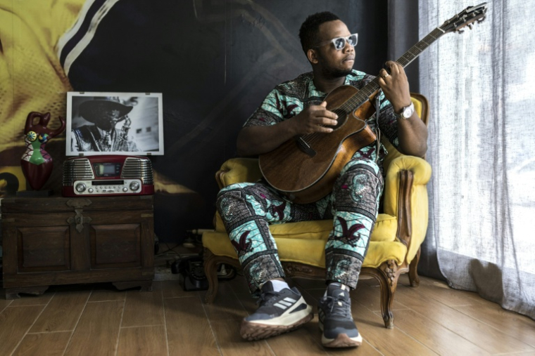 Le guitariste "Bolero" Lagratte, membre du légendaire groupe Orchestra Baobab, à Dakar, le 29 septembre 2026 au Sénégal ( AFP / PATRICK MEINHARDT )