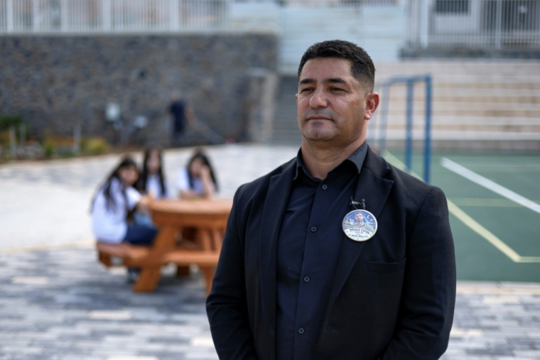 Le maire d'Ein Qiniye, Wael Mugrabi, lors d'une interview avec l'AFP, dans la nouvelle école du village druze, sur le plateau du Golan annexé par Israël, le 4 octobre 2026 ( AFP / Jalaa MAREY )