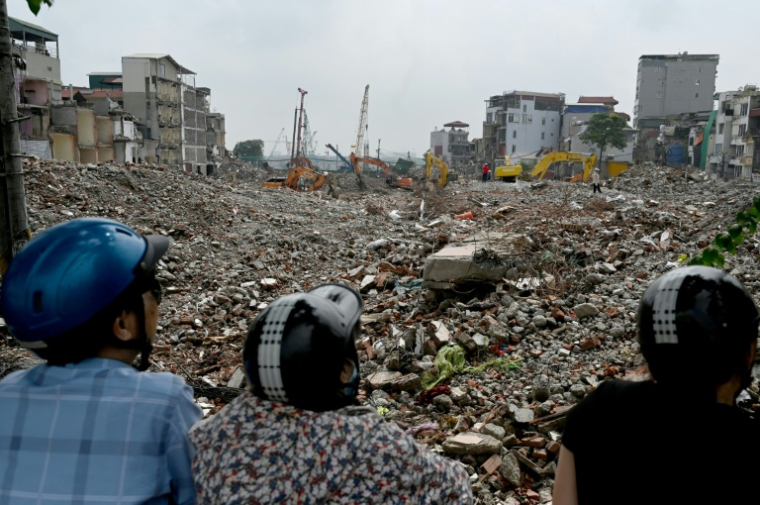 Des immeubles d'habitation rasés dans le cadre de grands travaux décidés par les autorités pour la capitale vietnamienne Hanoï, le 18 mai 2026 ( AFP / Nhac NGUYEN )