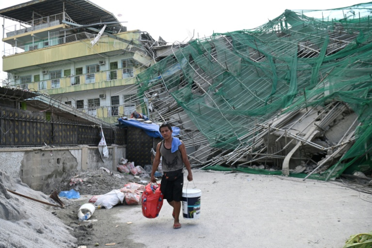 Sur le site de l'effondrement d'un chantier à Angeles, aux Philippines, le 25 mai 2026 ( AFP / Ted ALJIBE )