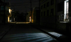 De la lumière dans des habitations alimentées par des générateurs lors d'une panne de courant à Santiago de Cuba, le 5 février 2026 ( AFP / STR )