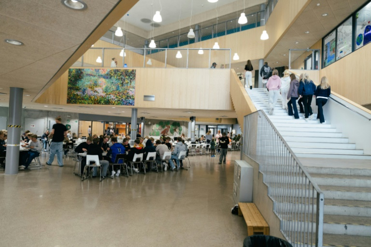 Des élèves pendant la pause déjeuner au  collège Kungsvägens skola, le 21 août 2025 à Sipoo, en Finlande ( AFP / Alessandro RAMPAZZO )