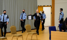 DIX ANS APRÈS UTOYA, BREIVIK DEMANDE SA REMISE EN LIBERTÉ, ET FAIT LE SALUT NAZI DEVANT LE TRIBUNAL