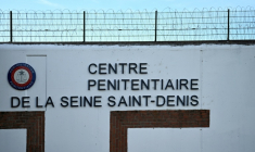 Des barbelés au-dessus d'un mur de la prison de Villepinte, en Seine-Saint-Denis, le 15 avril 2026  ( AFP / JULIEN DE ROSA )