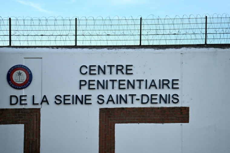 Des barbelés au-dessus d'un mur de la prison de Villepinte, en Seine-Saint-Denis, le 15 avril 2026  ( AFP / JULIEN DE ROSA )