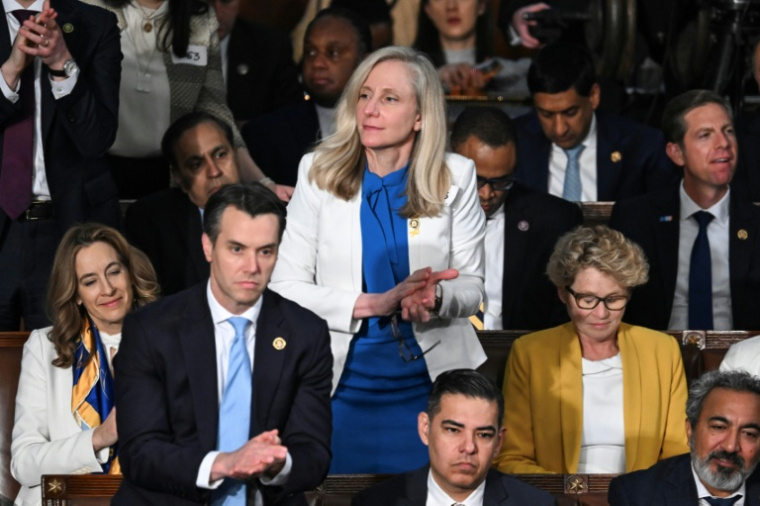 La démocrate Abigail Spanberger (au centre) lors du dernier discours sur l'état de l'Union donné par le président Joe Biden au Capitole de Washington, le 7 mars 2024 ( AFP / ANDREW CABALLERO-REYNOLDS )