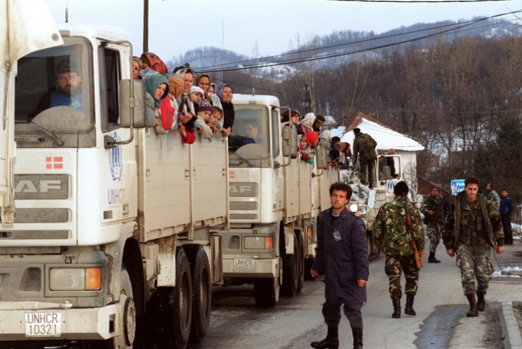 Des réfugiés musulmans à bord de camions des Nations unies, le 30 mars 1993, dans un convoi fuyant l'enclave bosniaque de Srebrenica, assiégée par les Serbes, pour se rendre à Tuzla ( AFP / PASCAL GUYOT )