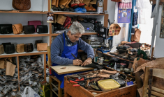 Un cordonnier à Olympos en Grèce, le 6 mai 2023.  ( AFP / LOUISA GOULIAMAKI )