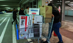 Une consommatrice à la sortie d'un hypermarché Walmart à Saugus (Massachusetts) ( AFP / JOSEPH PREZIOSO )