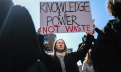Une pancarte "le savoir est un pouvoir, pas du gâchis", lors d'une manifestation contre les attaques envers la science, à New York, le 7 mars 2025 ( AFP / CHARLY TRIBALLEAU )
