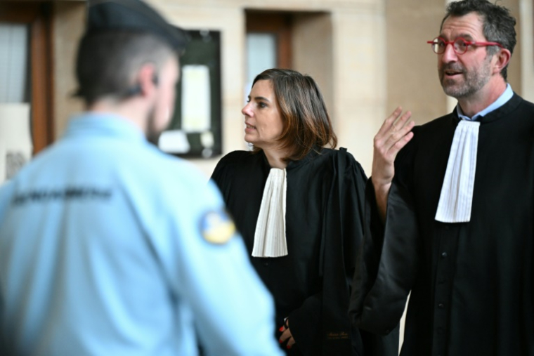Virginie Le Roy (c), avocate des parents et de la soeur de Samuel Paty, au tribunal de Paris, le 26 février 2026, au cours du procès en appel de quatre personnes pour leur rôle dans le meurtre du professeur d'histoire-géographie en 2020 ( AFP / Bertrand GUAY )