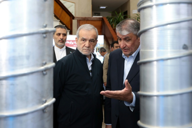 Photo diffusée par la présidence iranienne montrant président iranien Massoud Pezeshkian (g) et le directeur de l'Organisation iranienne de l'énergie atomique, Mohammad Eslami, lors de la "Journée nationale de la technologie nucléaire", le 9 avril 2025 à Téhéran ( Iranian Presidency / - )