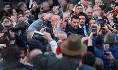 Le président du Rassemblement National (RN) Jordan Bardella lors d'une visite sur un marché d'Agde, dans le sud de la France, le 7 février 2026 ( AFP / Sylvain THOMAS )