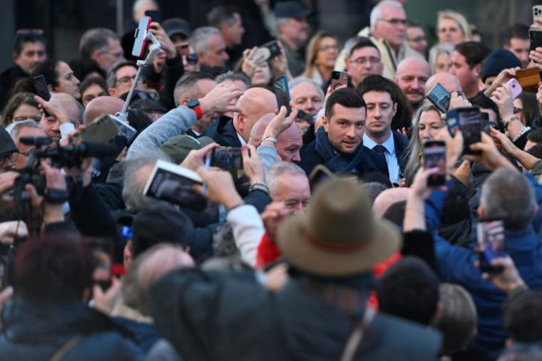 Le président du Rassemblement National (RN) Jordan Bardella lors d'une visite sur un marché d'Agde, dans le sud de la France, le 7 février 2026 ( AFP / Sylvain THOMAS )