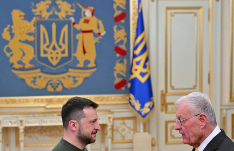 Volodymyr Zelensky et Keith Kellogg, à Kiev, le 20 février 2025 ( AFP / SERGEI SUPINSKY )