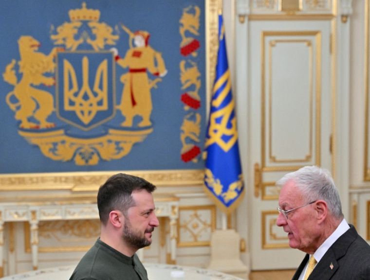 Volodymyr Zelensky et Keith Kellogg, à Kiev, le 20 février 2025 ( AFP / SERGEI SUPINSKY )