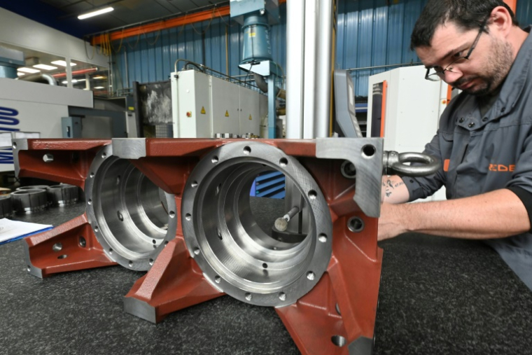 Un employé vérifie une pièce en cours de fabrication au micron près, à l'usine Redex à Ferrières-en-Gâtinais, le 18 juin 2025 dans le Loiret ( AFP / JEAN-FRANCOIS MONIER )