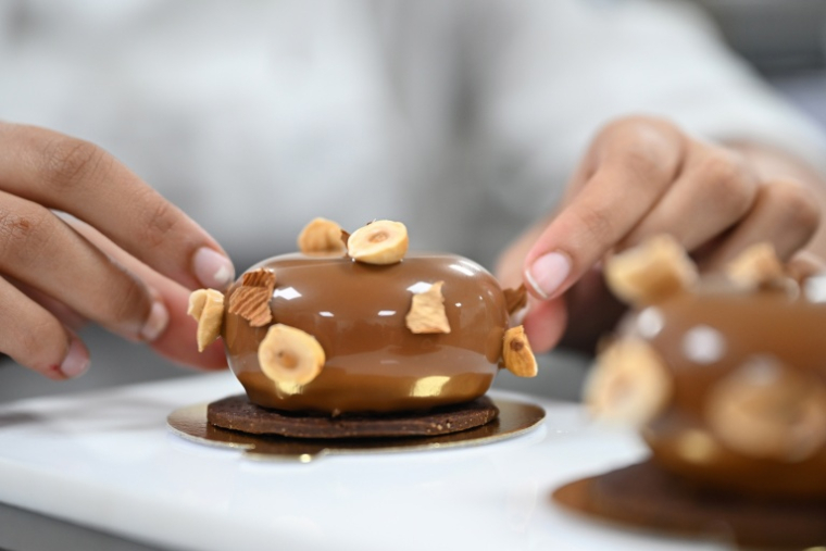 Un élève-cuisinier  prépare une pâtisserie à l'École Ducasse, une école de cuisine française située à Gurugram, en Inde, le 22 septembre 2026 ( AFP / Arun SANKAR )