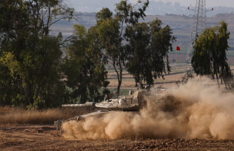 Un char israélien manœuvre près de la frontière entre Israël et Gaza