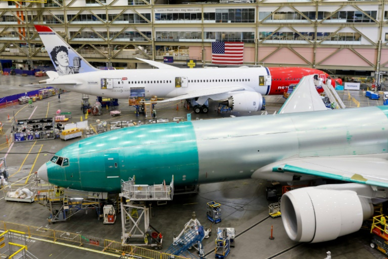 Un Boeing 777 (devant) et un 787-9 Dreamliner en cours de production à l'usine d'Everett, dans l'Etat de Washington, le 26 juin 2024 ( POOL / Jennifer Buchanan )