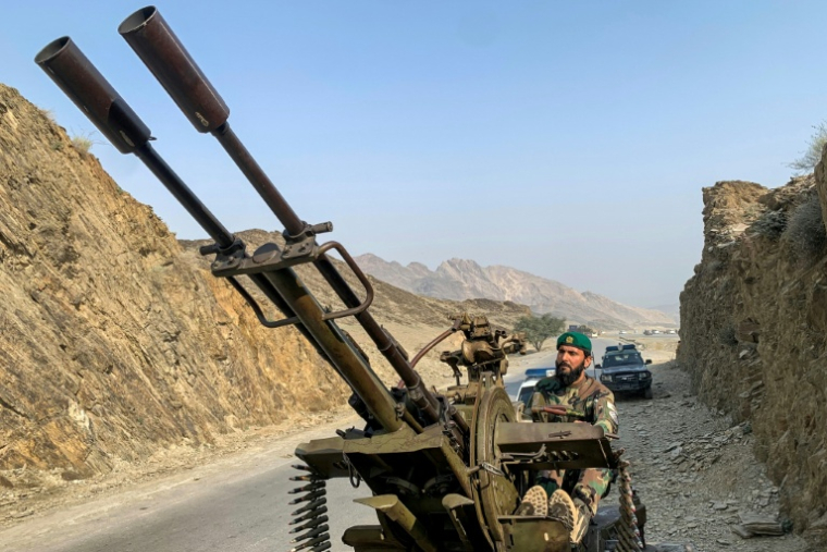 Un membre des forces de sécurité talibanes, aux commandes d'un canon antiaérien, près du poste-frontière de Torkham, entre l’Afghanistan et le Pakistan, dans la province de Nangarhar, le 27 février 2026 ( AFP / Aimal ZAHIR )