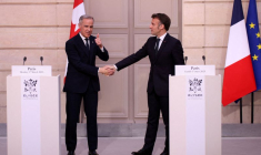 Le président français Emmanuel Macron et le Premier ministre canadien Mark Carney se serrent la main après une déclaration conjointe, au Palais de l'Élysée
