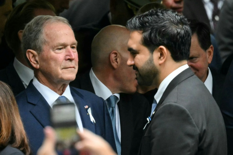 L'ancien président américain George W. Bush et le maire de New York, Zohran Mamdani, lors de la commémoration du 25e anniversaire des attentats du 11 septembre 2001 au Mémorial national du 11 septembre à New York, le 11 septembre 2026 ( AFP / ANGELA WEISS )