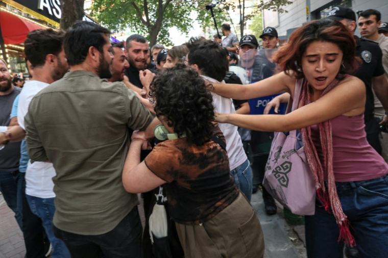 Heurts entre policiers anti-émeutes et protestataires lors d'une manifestation contre les arrestations et le ciblage croissant des militants LGBTQ à Ankara, le 15 septembre 2026  ( AFP / ADEM ALTAN )