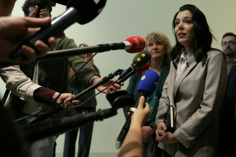 La députée LFI Sophia Chikirou s'adresse à la presse à son arrivée au tribunal de Paris pour son procès pour fraude, le 12 mai 2026 ( AFP / Thomas SAMSON )