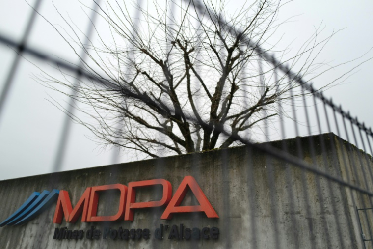 Logo des Mines de Potasse d'Alsace (MDPA), le 6 mai 2022 à l'extérieur du site de Stocamine, à Wittelsheim ( AFP / SEBASTIEN BOZON )