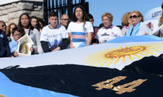 Des proches de l'équipage du sous-marin San Juan manifestent devant la base navale de Mar del Plata, en Argentine, le 18 novembre 2018 ( AFP / Alfonsina Tain )