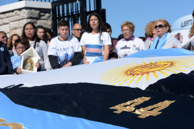 Des proches de l'équipage du sous-marin San Juan manifestent devant la base navale de Mar del Plata, en Argentine, le 18 novembre 2018 ( AFP / Alfonsina Tain )