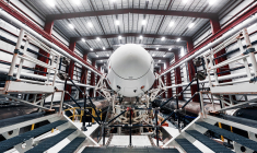 La capsule Crew Dragon de SpaceX, perchée au sommet de la fusée Falcon 9, à l’intérieur du hangar, juste avant son transfert vers la rampe de lancement. (Crédits: Adobe Stock)