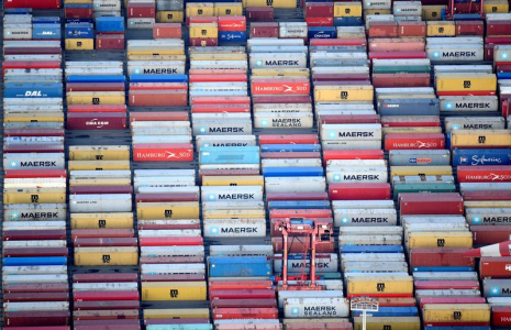 Des conteneurs dans un terminal du port de Hambourg