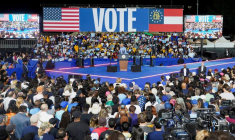 L'ancien président américain Barack Obama assiste à un rassemblement pour la candidate démocrate à la présidence, la vice-présidente américaine Kamala Harris