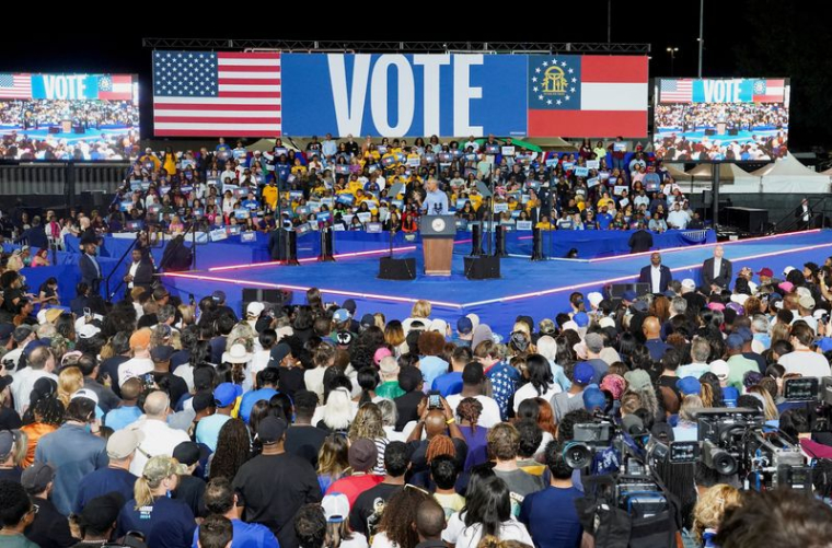 L'ancien président américain Barack Obama assiste à un rassemblement pour la candidate démocrate à la présidence, la vice-présidente américaine Kamala Harris