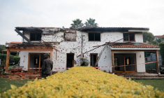 Une maison endommagée où une humanitaire française a été tuée par une frappe de drone, le 11 mars 2026 à Goma, dans l'est de la RDC ( AFP / Jospin Mwisha )