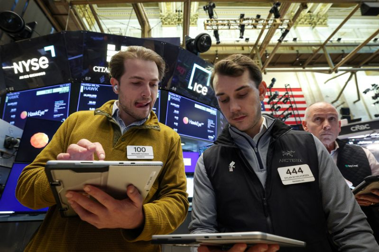Des traders travaillent dans la salle de marché de la Bourse de New York