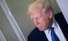 Donald Trump à bord d'Air Force One, le 16 mars 2025. ( AFP / BRENDAN SMIALOWSKI )