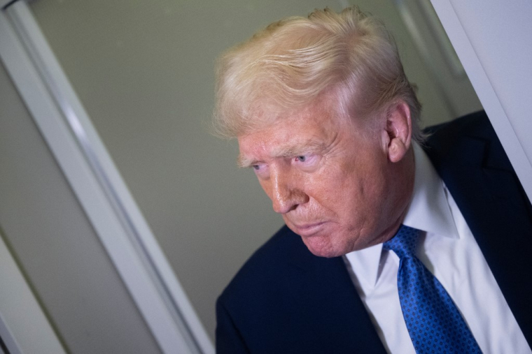 Donald Trump à bord d'Air Force One, le 16 mars 2025. ( AFP / BRENDAN SMIALOWSKI )