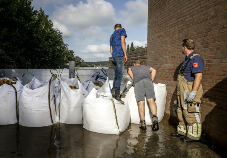 La pose de sacs de sable lors d'inondations à Arcen, aux Pays-Bas, le 14 juillet 2021 ( ANP / Remko de Waal )