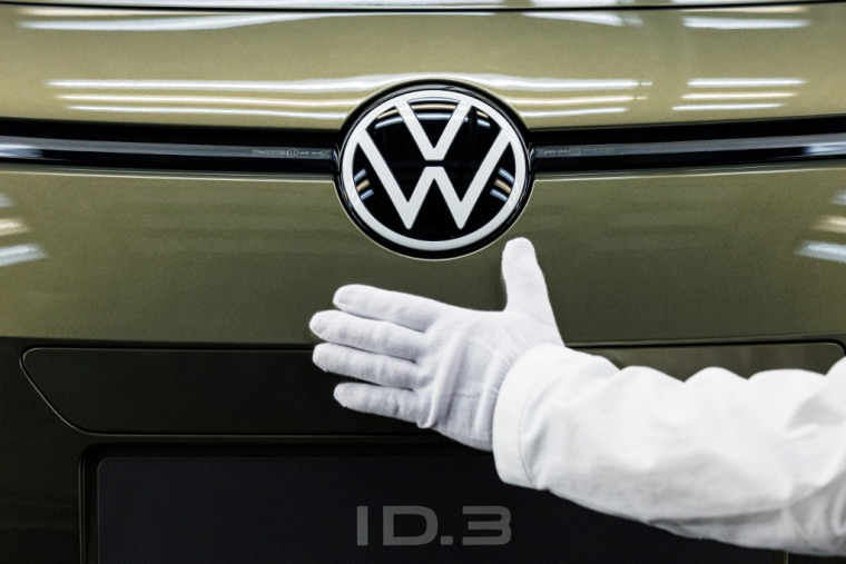 La nouvelle gamme électrique de Volkwagen a connu des problèmes de lancement, notamment liés à son logiciel embarqué ( AFP / JENS SCHLUETER )