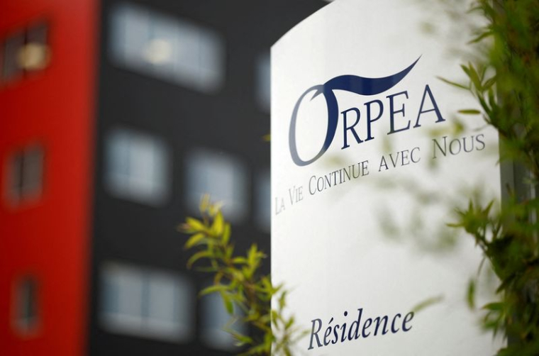 Photo du logo d'Orpea à l'entrée d'une maison de retraite à Reze
