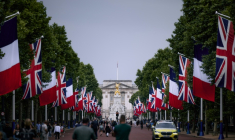 Des drapeaux britanniques et français le long du Mall menant au palais de Buckingham à Londres, le 6 juillet 2025, avant une visite d'Etat du président français Emmanuel Macron ( AFP / BENJAMIN CREMEL )