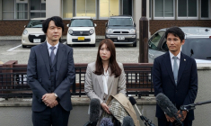 Riho Fukuyama (au centre) et son mari Yoshiki Fukuyama (à gauche) s'adressent aux médias avec leur avocat (à droite) devant le tribunal du district de Toyama, dans la ville de Toyama, le 21 octobre 2025 ( AFP / Natsuko FUKUE )